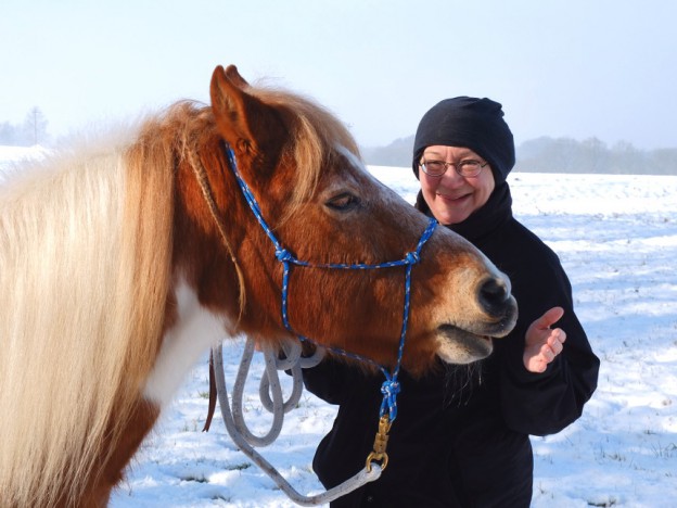 Pferd Milan und Elisabeth Pulina - winterliche Landschaft